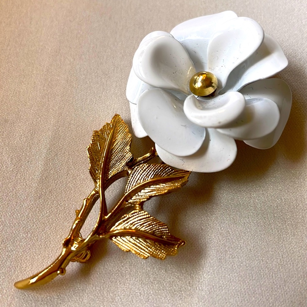 White enamel gold tone flower pin brooch by Avon